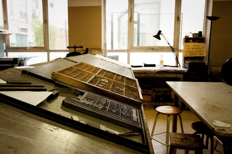 Vue de l'atelier, meuble d'imprimerie avec casses